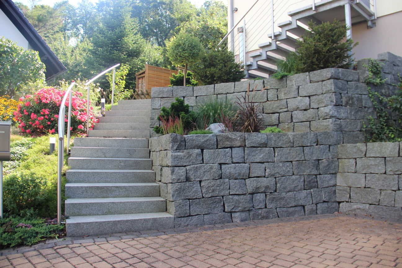 Granitstufen und Granittrockenmauer